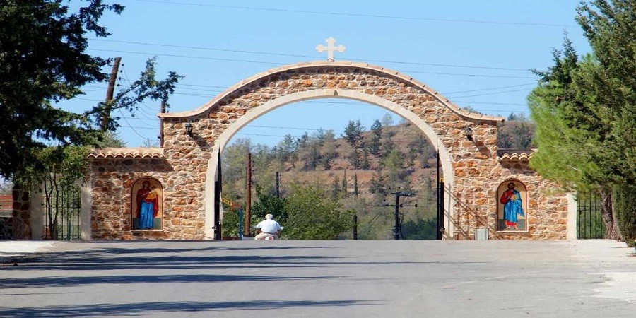 Χειροπέδες σε 2 άτομα για κλοπή σταυρού από εκκλησία στη Μοσφιλωτή