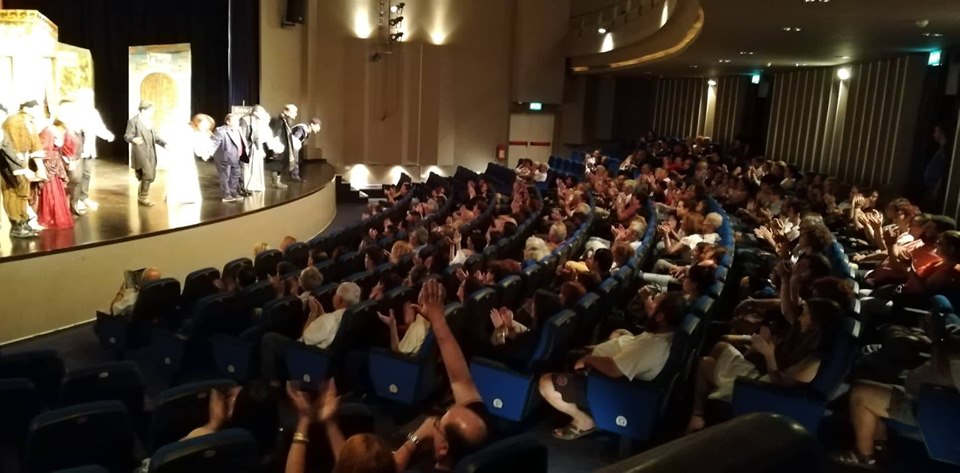 Με επιτυχία στέφθηκε η πρεμιέρα «ΟΙ ΜΑΝΝΟΙ» στη Λάρνακα