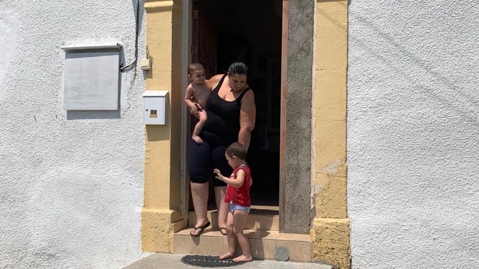 Κραυγή απόγνωσης από τετραμελή οικογένεια που ζει σε άθλιες συνθήκες (ΒΙΝΤΕΟ)