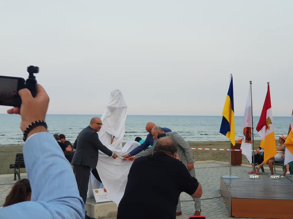 Από τα εγκαίνια του Γλυπτού της «Άγκυρας – Καρδίας» σύμβολο της πόλης της Οδησσού στη Λάρνακα (φώτο)
