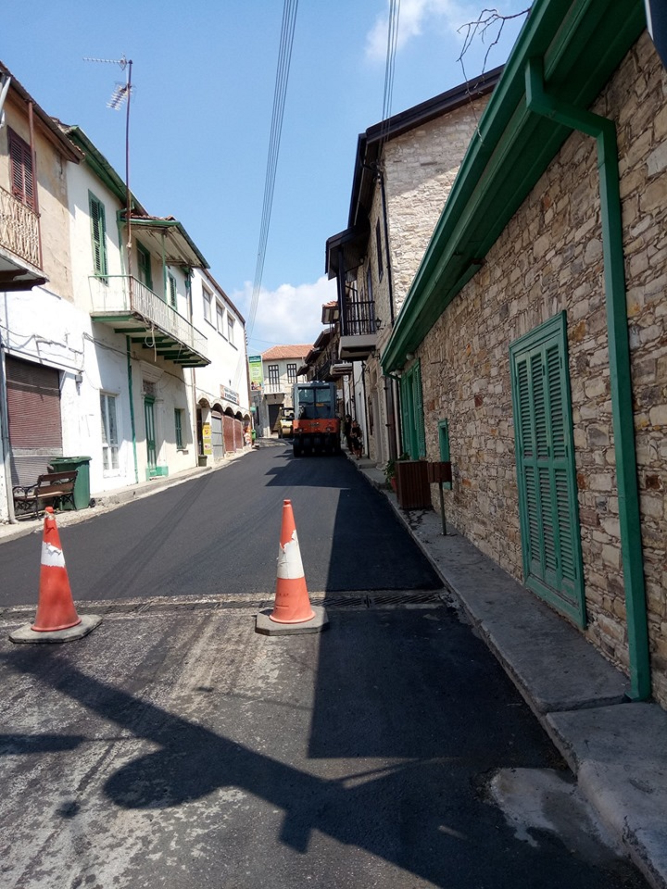 Ξεκίνησαν τα έργα επίστρωσης με πρέμιξ των προβληματικών δρόμων στο Δήμο Λευκάρων