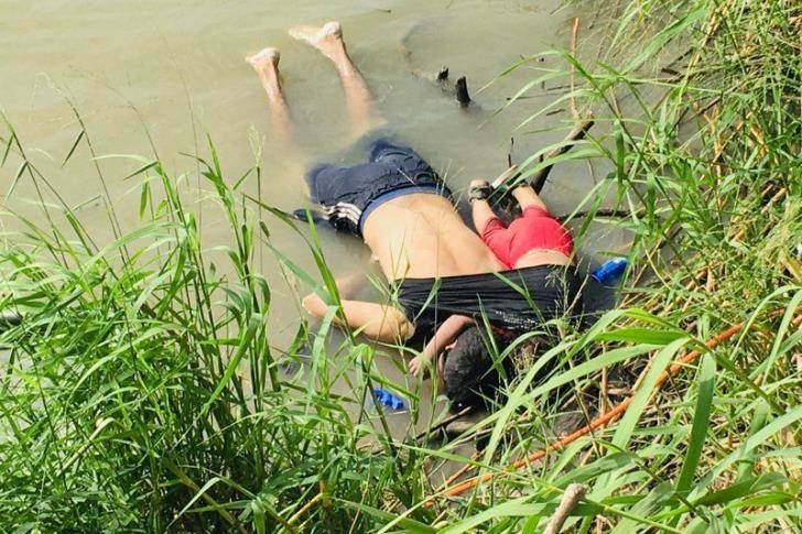 Μια τραγική ιστορία: Πατέρας νεκρός αγκαλιά με την κόρη του στα σύνορα ΗΠΑ-Μεξικό