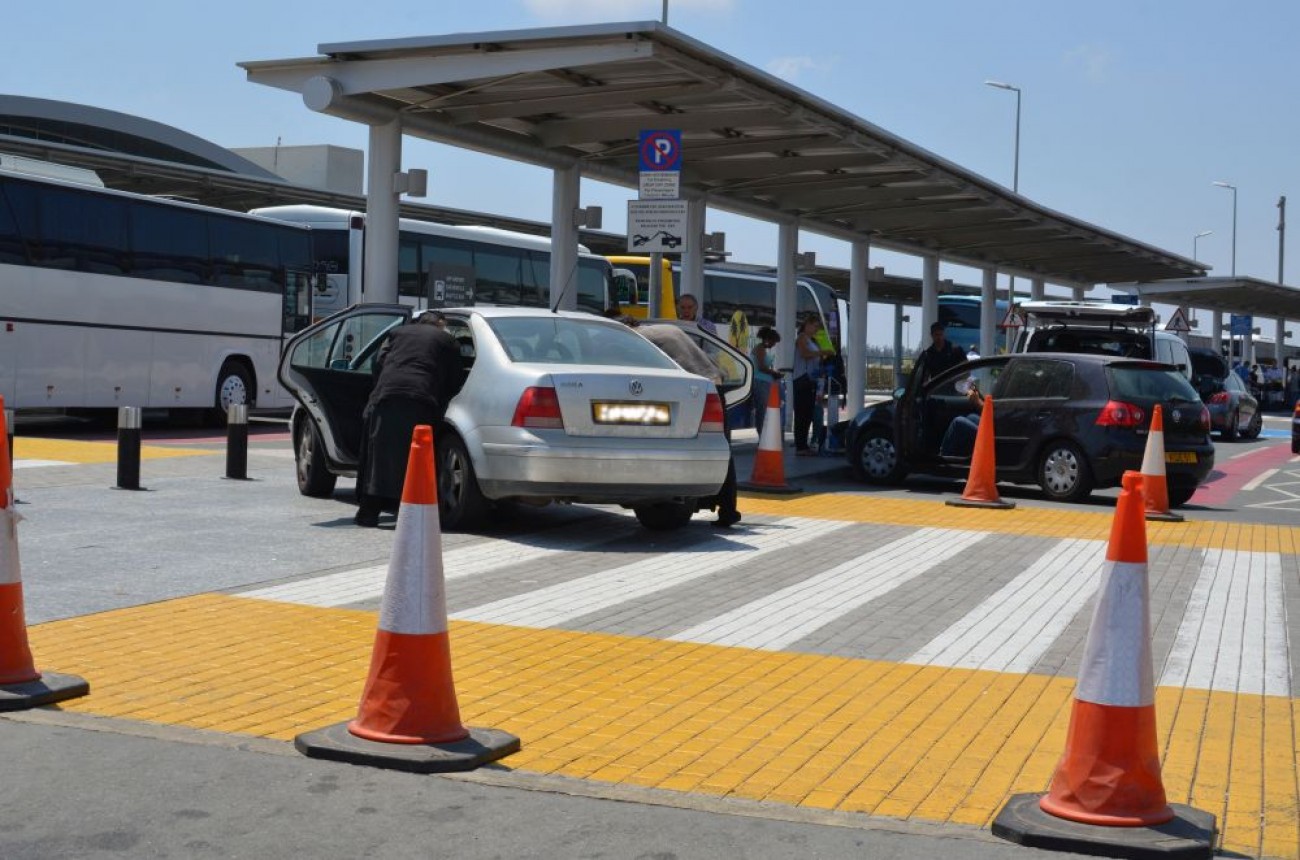 Παράνομα πάρκινγκ στο αεροδρόμιο: Μόνο οι 4 υπηρεσίες στάθμευσης είναι νόμιμες