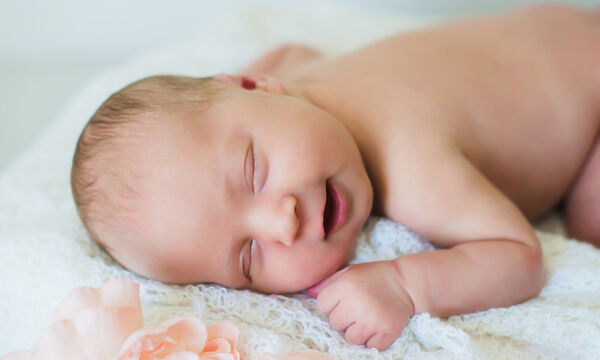 Γιατί τα μωρά χαμογελούν στον ύπνο τους; (vid)