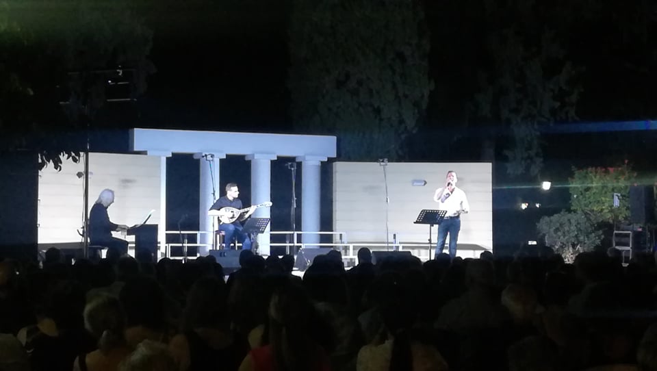 Μάγεψε ο Δημήτρης Μπάσης με τη συναυλία του στο Δήμο Λιβαδιών (βίντεο)