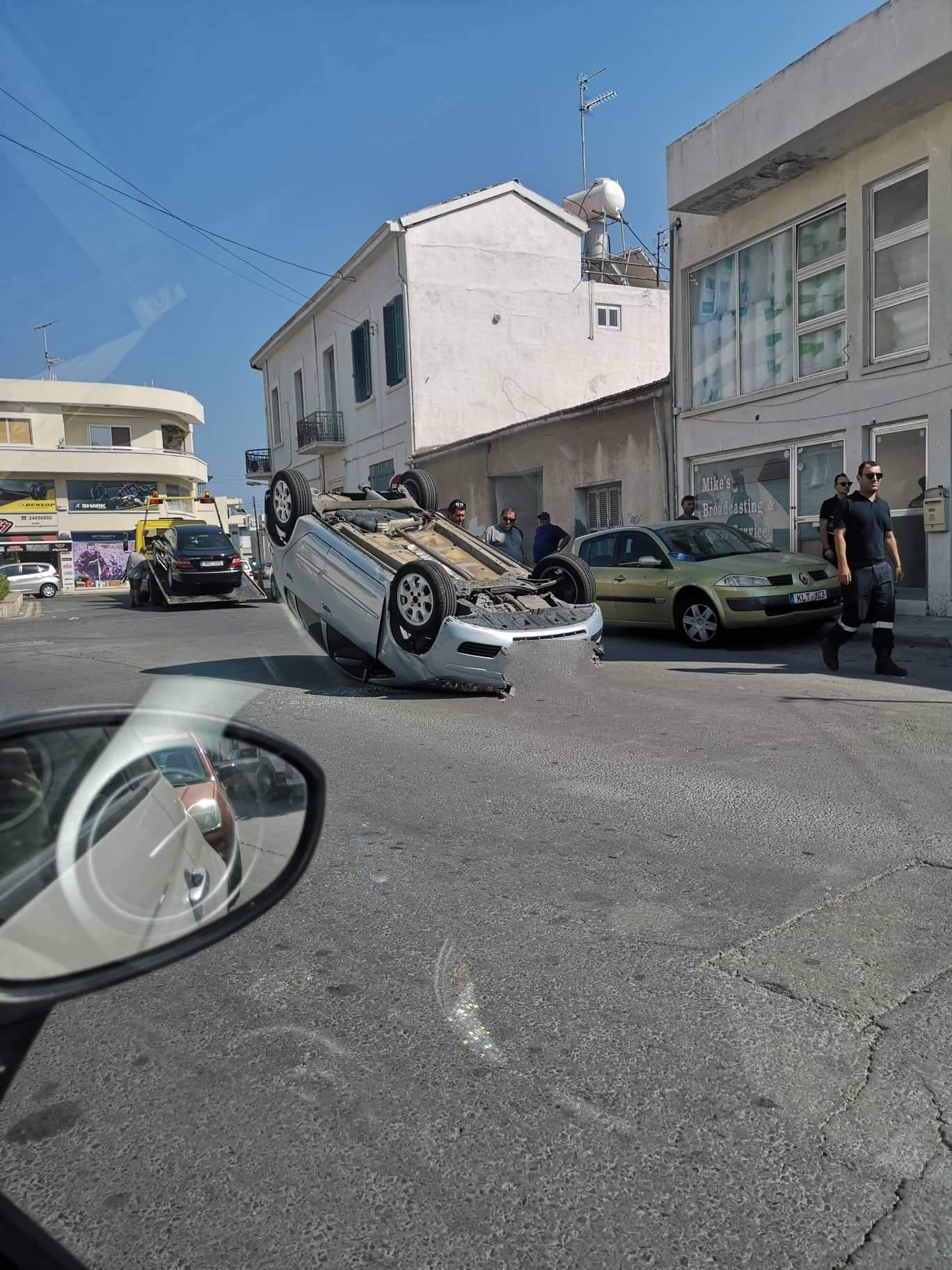 ΛΑΡΝΑΚΑ : Ατύχημα στο κέντρο της πόλης με ανατροπή αυτοκινήτου