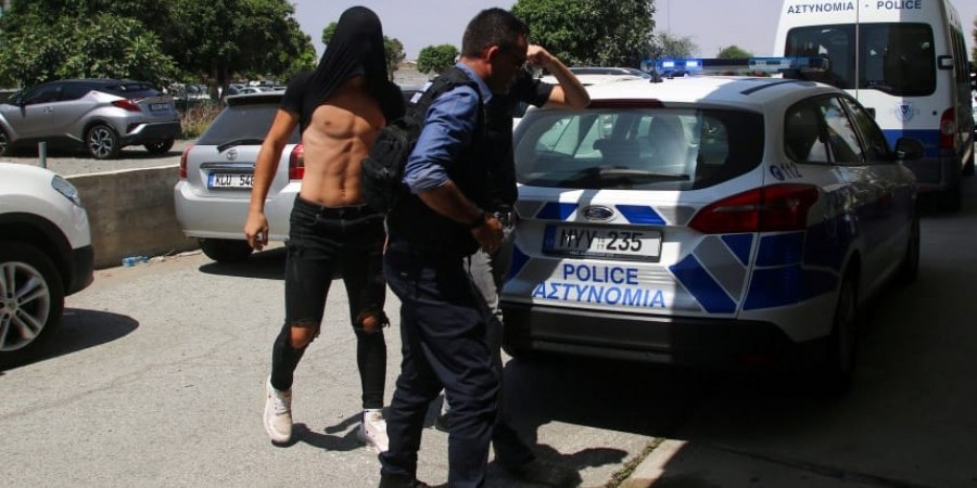 Από αναγνωριστική παράταξη οι 12 για υπόθεση ομαδικού βιασμού