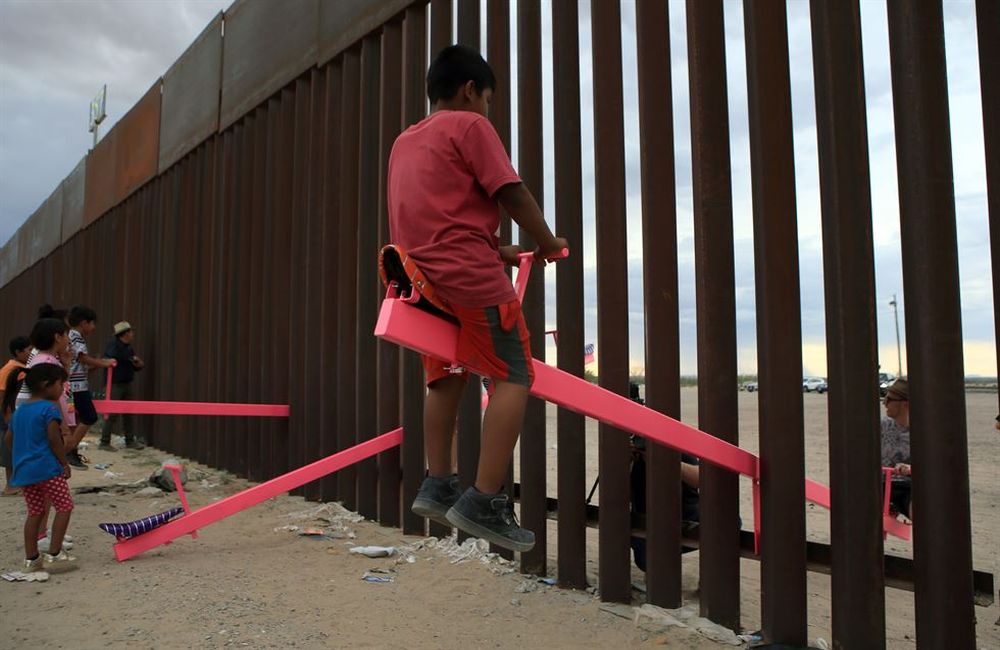 Οι τραμπάλες που “ενώνουν” τα παιδιά στα σύνορα ΗΠΑ – Μεξικό (ΒΙΝΤΕΟ)