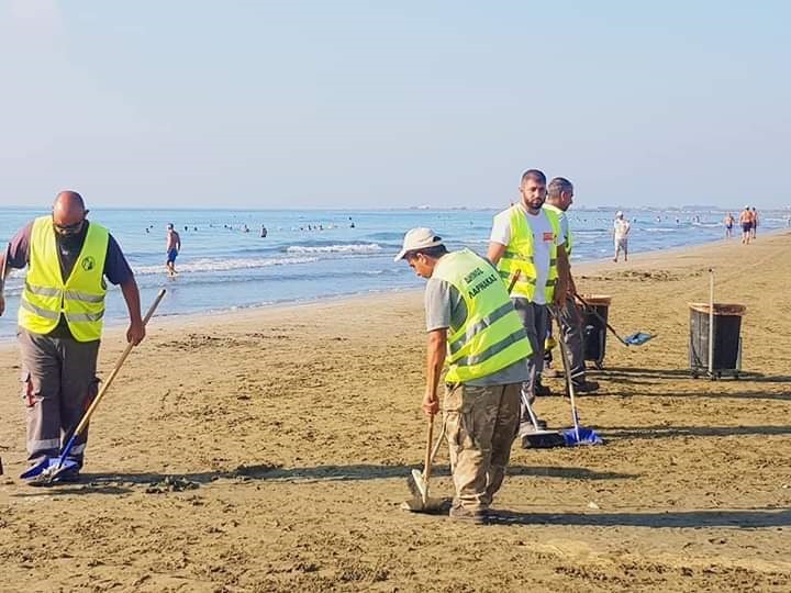 Ο Δήμος Λάρνακας καθαρίζει την παραλία Μακένζυ