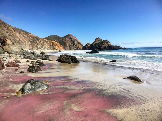 11 παραμυθένιες παραλίες με «πολύχρωμες» αμμουδιές