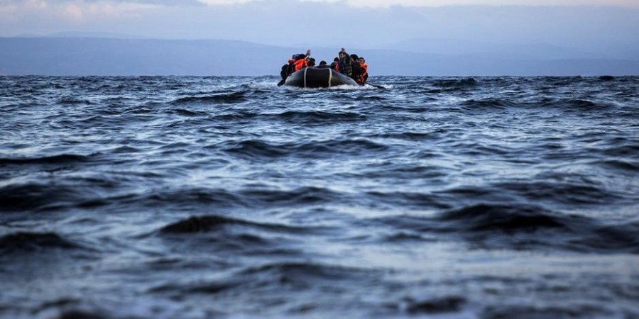 ΤΩΡΑ: Μικρό σκάφος με πρόσφυγες πλέει προς Λάρνακα