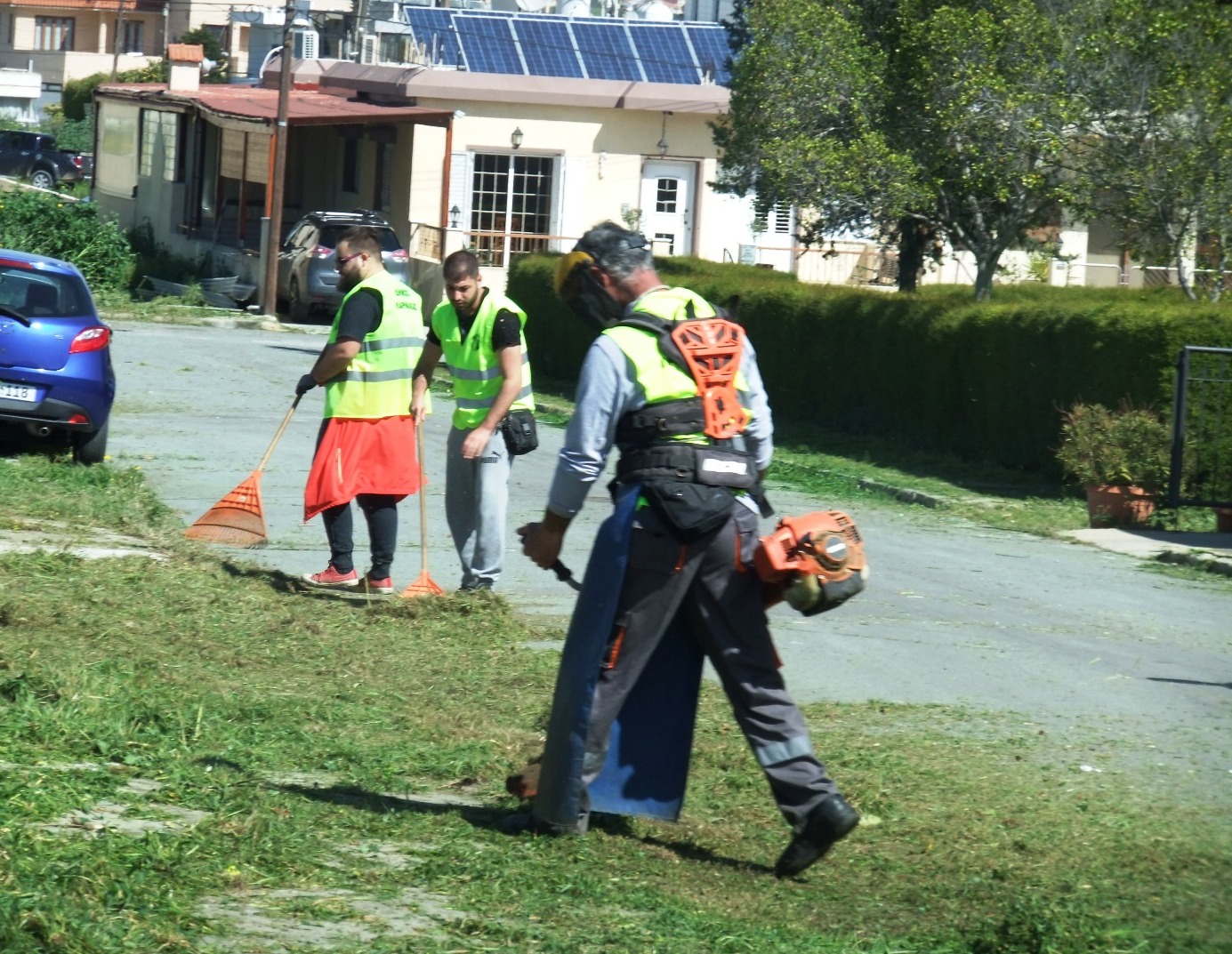 Ο Δήμος Λάρνακας καθαρίζει έξω από τα σχολεία της Λάρνακας