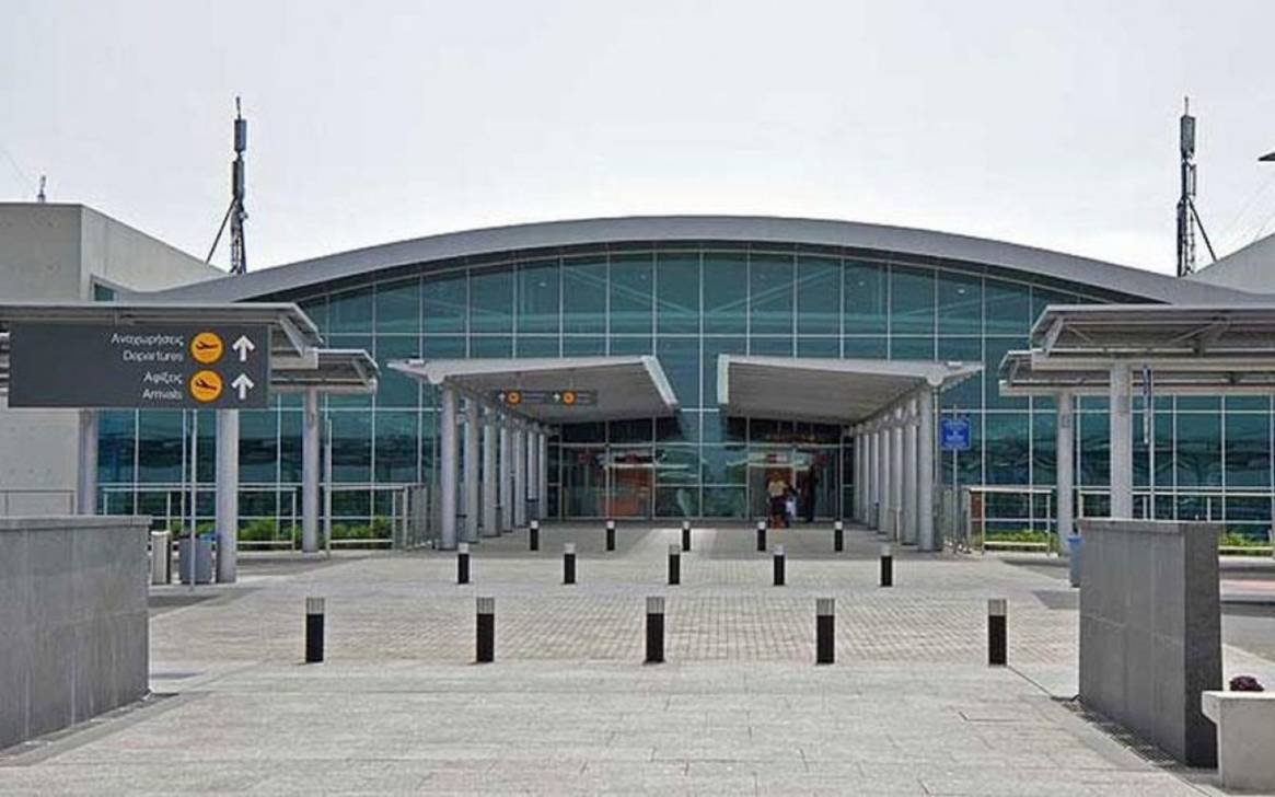 Αεροδρόμιο Λάρνακας: Προσπάθησε να ταξιδέψει με πλαστό διαβατήριο αλλά συνελήφθηκε