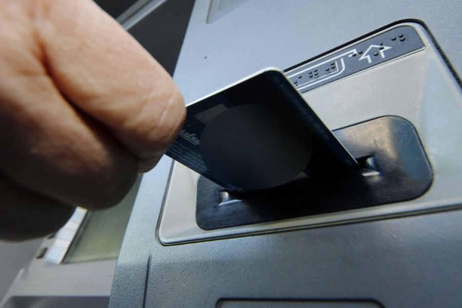 ΛΑΡΝΑΚΑ : Τον κάρφωσαν και τον τσάκωσαν με πλαστή κάρτα σε ΑΤΜ