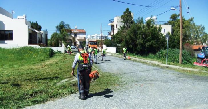 Λάρνακα: Καθαρισμός χόρτων από πεζοδρόμια και δρόμους