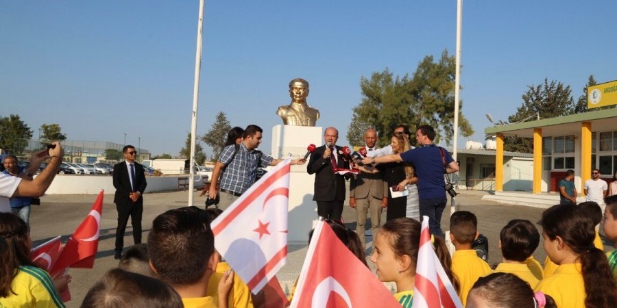 Προκλητική έπαρση της σημαίας παρουσία Τατάρ στο Δημοτικό κατεχόμενης Λύσης