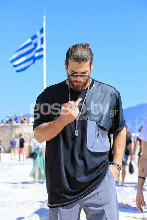Σάλος από την προκλητική φωτογραφία Τούρκου ηθοποιού στην Ακρόπολη με φόντο την ελληνική σημαία [εικόνα]