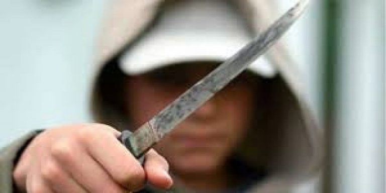 ΚΥΠΡΟΣ: Μαθητής έβγαλε μαχαίρι σε μαθήτρια μετά από διαφωνία:«Είμαι πελλός»