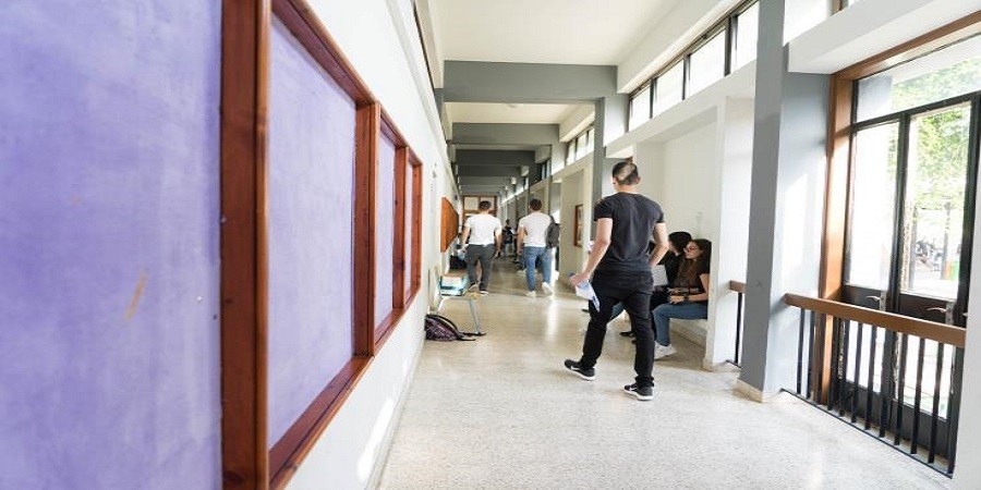 Οι μαθητές αντιδρούν με ρυθμίσεις για ευπρεπή εμφάνιση & απαγόρευση κινητών