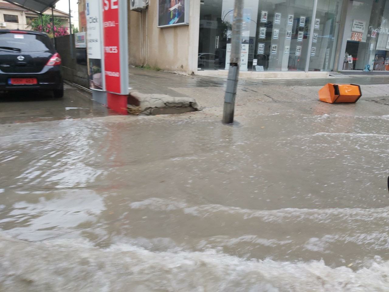 Κλειστοί δρόμοι στην Λάρνακα από τις βροχές (ΦΩΤΟ)
