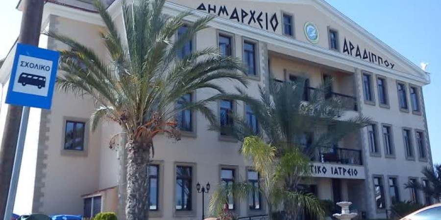 Ανακοίνωση Δήμου Αραδίππου για σύναψη συμφωνίας παροχής υπηρεσιών με τον μέχρι πρότινος Δημοτικό Μηχανικό