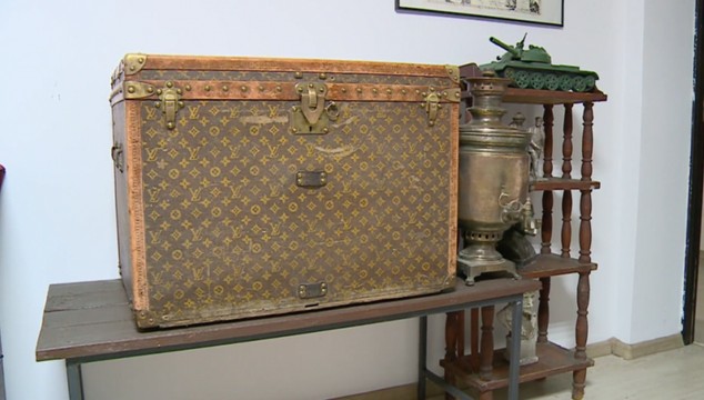 Είχαν ένα μπαούλο Louis Vuitton του 1880 χωρίς να το ξέρουν και έβαζαν μέσα σιτάρι! (video)