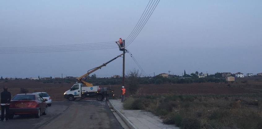 Κεραυνός έκαψε πάσσαλο της ΑΗΚ στη Λάρνακα-Βλάβες σε διάφορες περιοχές