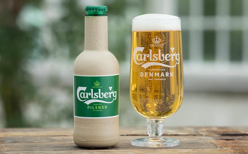 Η Carlsberg μόλις έφτιαξε το πρώτο χάρτινο μπουκάλι μπίρας