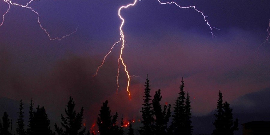 Χαλασμός κυρίου τα ξημερώματα! Πτώσεις δέντρων και πυρκαγιές από κεραυνούς