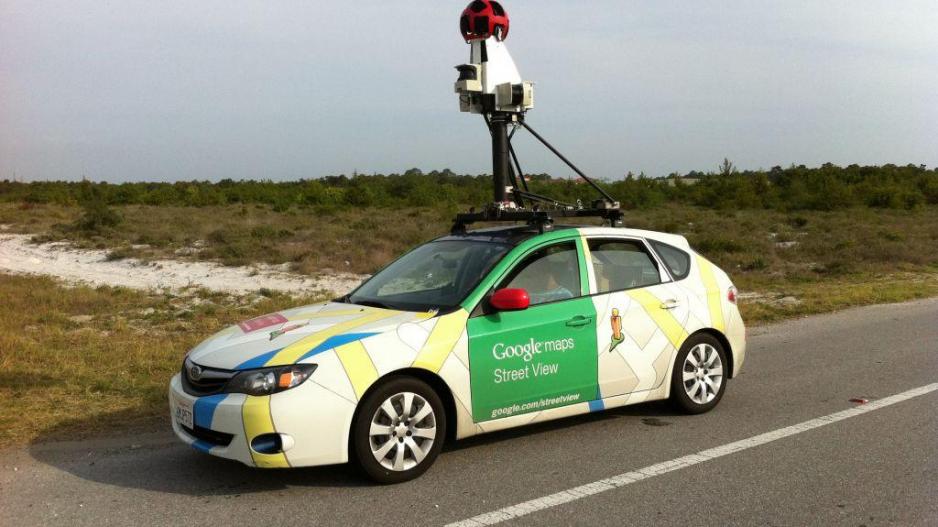 Το αυτοκίνητο του Google Maps τους «έπιασε» γυμνούς στο δάσος