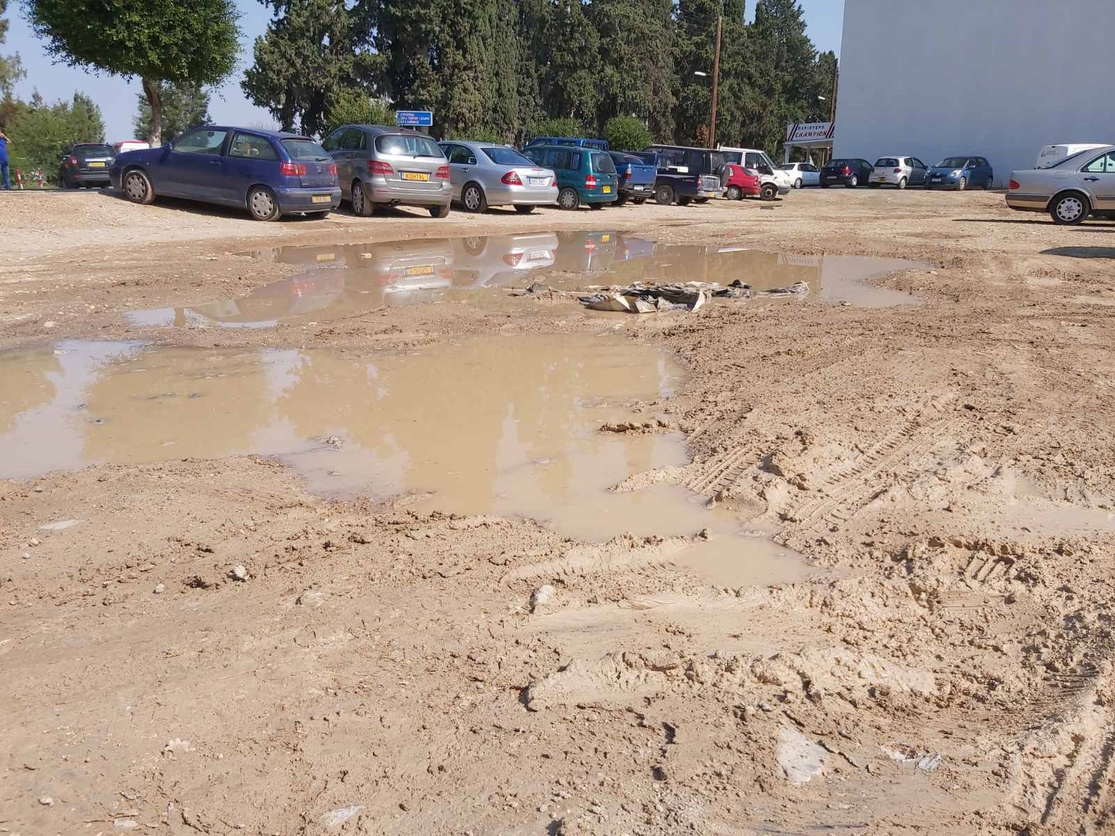 Σε βάλτο μετατράπηκε ο χώρος στάθμευσης δίπλα στο Νοσοκομείο Λάρνακας