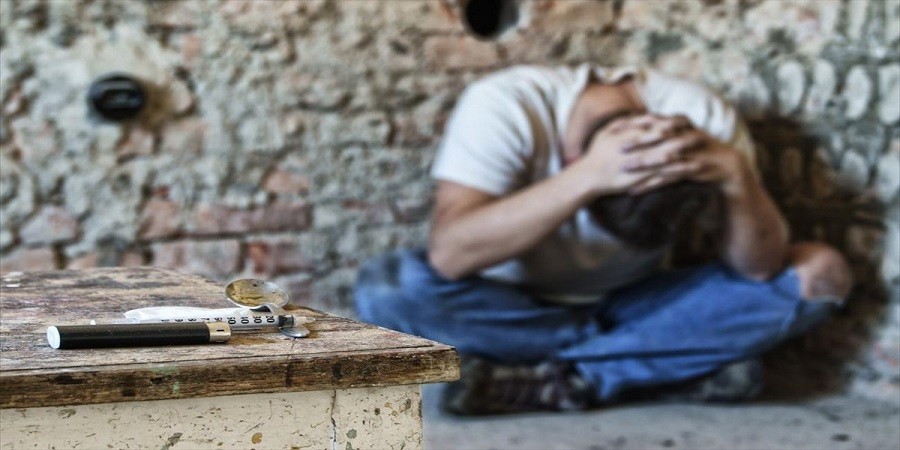 Χρήστες ναρκωτικών και γονείς καταφεύγουν σε τοκογλύφους για να ξεχρεώσουν