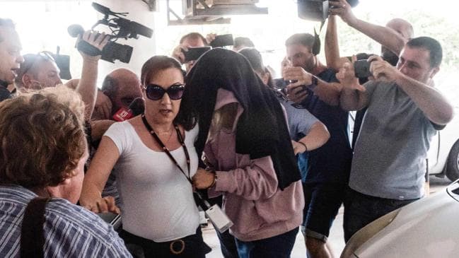«Ομαδικός βιασμός Αγίας Νάπας»: Με κατάθεση γλωσσολόγου προσπαθεί να αντικρούσει την κατάθεση η Βρετανίδα