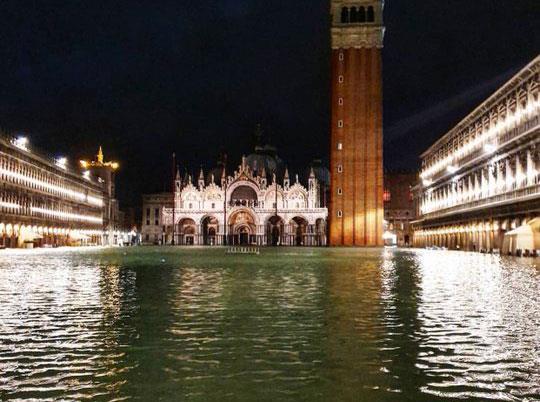 «Βούλιαξε» η Βενετία στη χειρότερη πλημμύρα της τελευταίας 50ετίας