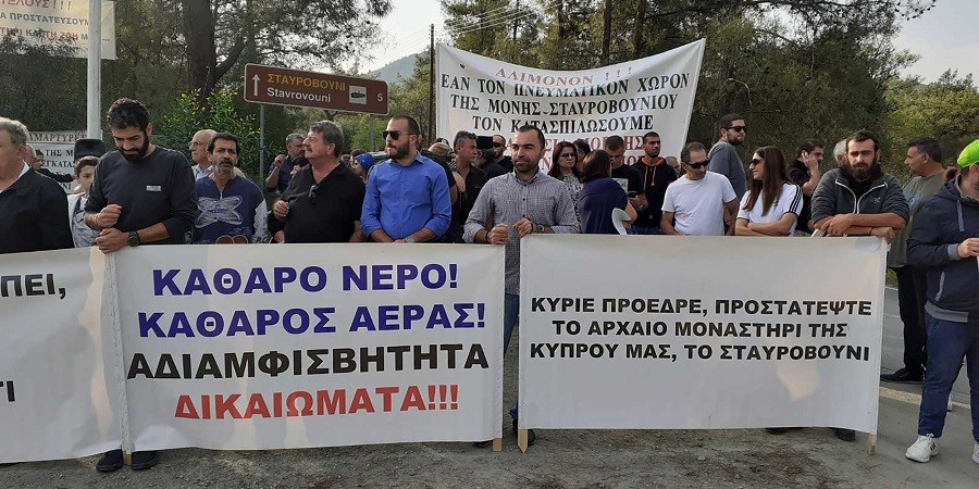 Σταυροβούνι: Διαμαρτυρία εκατοντάδων πολιτών – Μηνύματα προς ΠτΔ