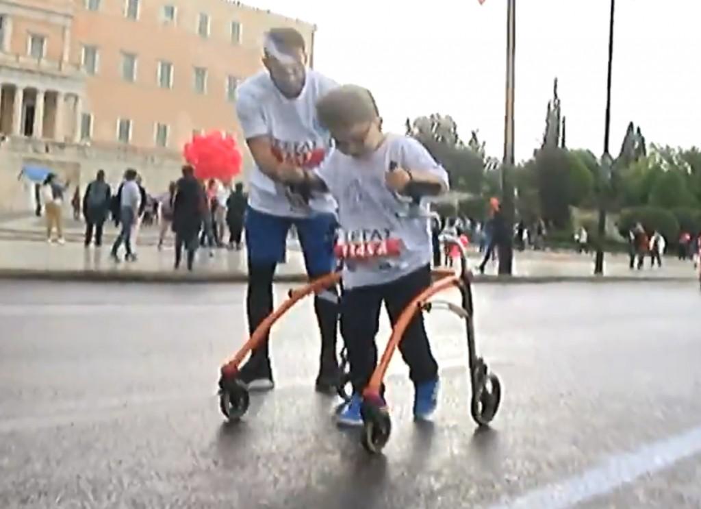 Ο μικρός Μιχάλης τερμάτισε και συγκίνησε τους πάντες στον Μαραθώνιο της Αθήνας