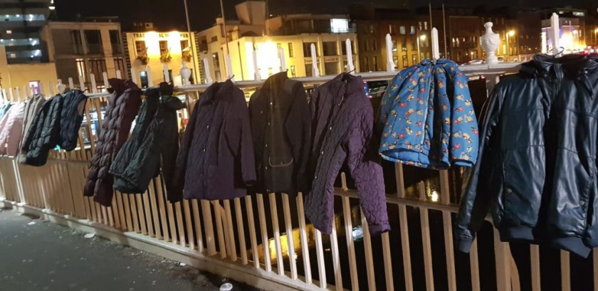 Δουβλίνο:  Στη γέφυρα αυτή κρεμάνε μπουφάν και παλτό που δεν θέλουν πια για να τα πάρουν άστεγοι