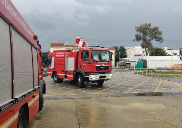 O Άγιος Βασίλης σε… πυροσβεστικό όχημα