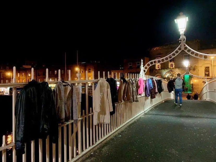 Κρέμασαν σακάκια στην Λάρνακα για να πάρουν οι άποροι τα Χριστούγεννα