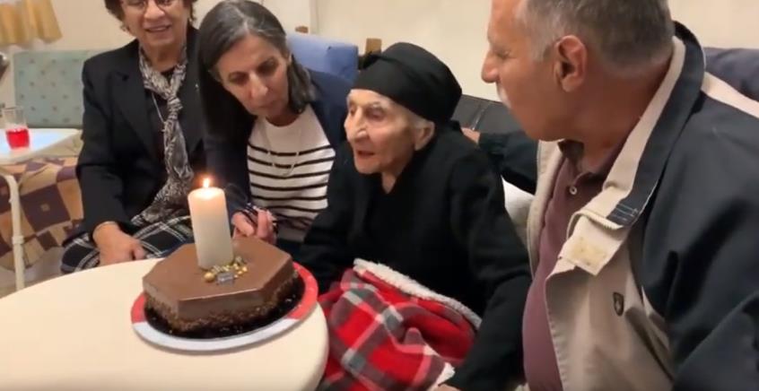 Έκλεισε τα 105 η αιωνόβια γιαγιά Ελένη-Ζει με πλήρη διαύγεια πνεύματος