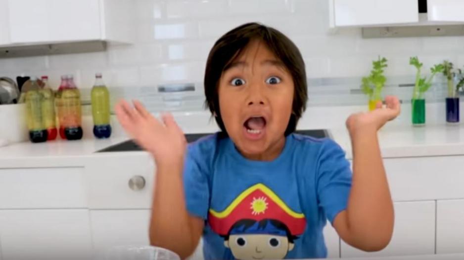 Αυτός ο 8χρονος YouTuber είχε κέρδη 26 εκατομμύρια δολάρια μόνο το 2019