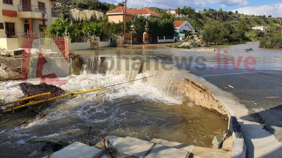 “Βομβαρδισμένο” τοπίο η Καλαβασός από τις καταστροφικές πλημμύρες (ΒΙΝΤΕΟ&ΦΩΤΟ)