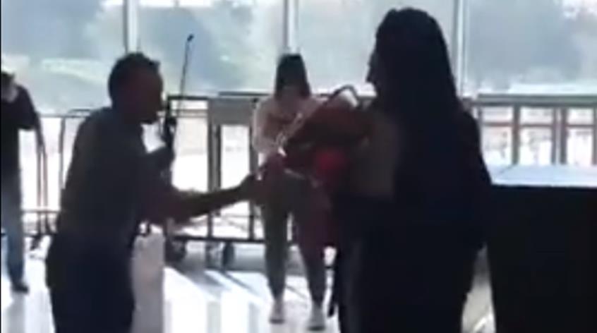 ΒΙΝΤΕΟ: Πρόταση γάμου με… βιολιά στο Αεροδρόμιο Λάρνακας