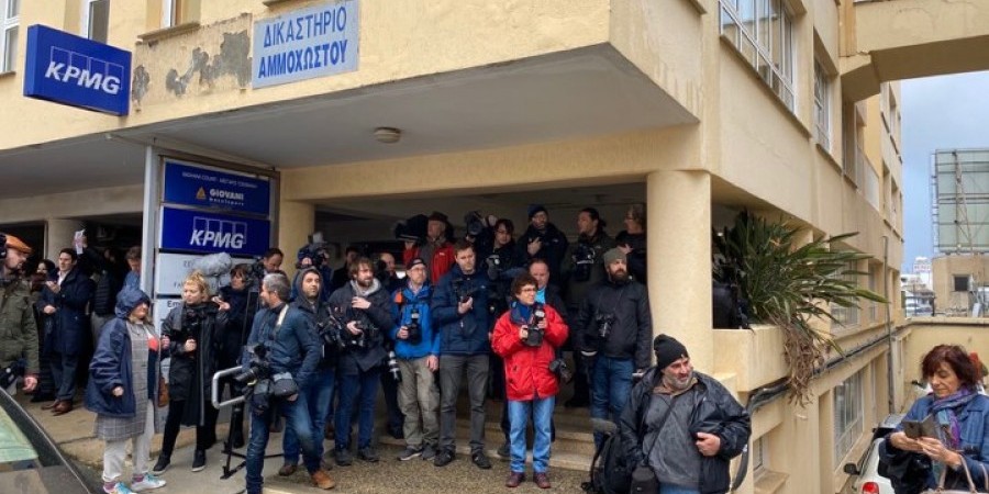 Υπόθεση 19χρονης: Πλήθος δημοσιογράφων/ακτιβιστών στην επιβολή ποινής/VID