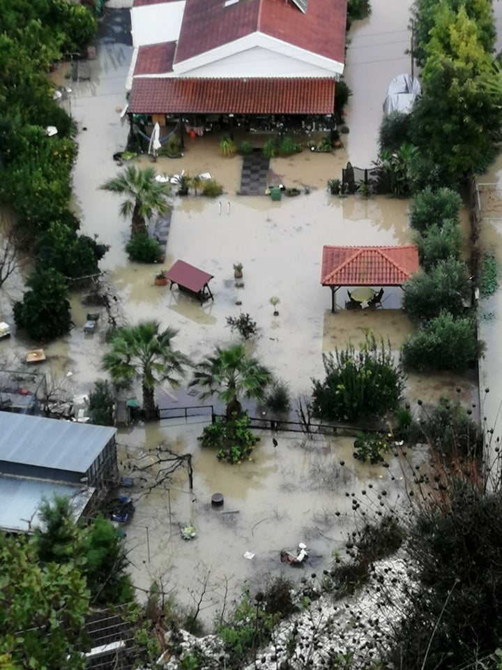 Κάτοικοι στην Καλαβασό αρνούνται να εκκενώσουν τα πλημμυρισμένα σπίτια τους