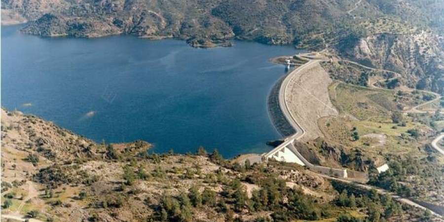 Καλαβασός: Διάσωση οδηγού από την ΕΜΑΚ – Παγιδευμένο όχημα κοντά στο φράγμα