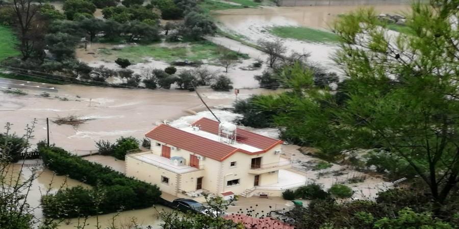 Άντρας αρνείται να εγκαταλείψει πλημμυρισμένο σπίτι στην Καλαβασό (pics)