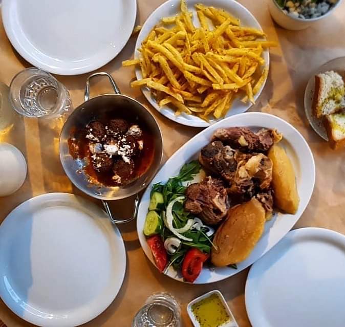 Το ελληνικό εστιατόριο στην ήσυχη Στοά Κουππά σε περιμένει κάθε Κυριακή μεσημέρι