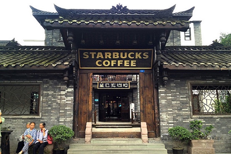 Η Starbucks κλείνει καταστήματα και αναστέλλει υπηρεσίες διανομής λόγω κοροναϊού