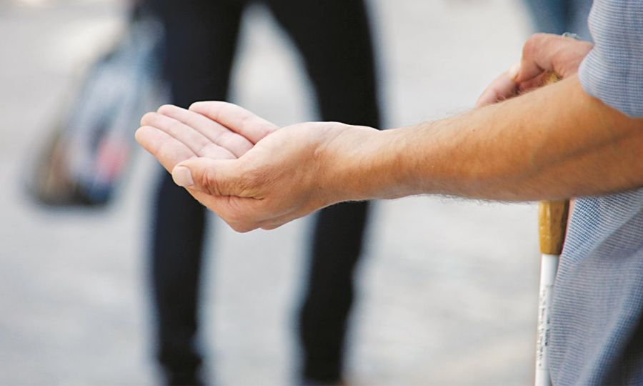 Απαγορεύονται οι έρανοι στα φώτα τροχαίας